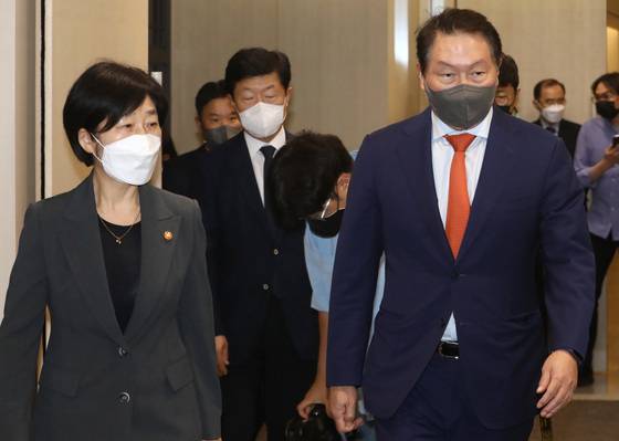 최태원 대한상의 회장과 한화진 환경부 장관이 지난해7월6일 오후 서울 중구 대한상공회의소에서 간담회를 하기 위해 이동하고 있다. /사진=뉴스1