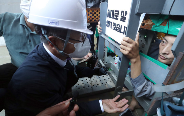 이정식 고용노동부 장관이 19일 경남 거제 거제·통영·고성 조선하청지회 조합원 점거 농성 중인 대우조선해양 1도크를 찾아 유최안 대우조선 하청지회 부지부장과 대화를 나누고 있다. (공동취재) /사진=뉴스1