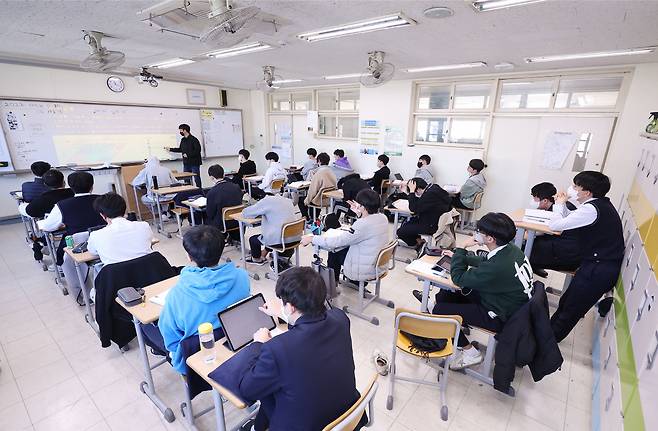 서울의 한 고등학교에서 고3 수험생들이 수업을 듣고 있다. [연합]