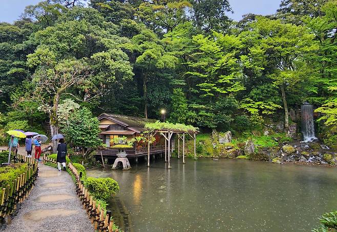 겐로쿠엔의 석안정 찻집과 표주박연못, 그리고 폭포