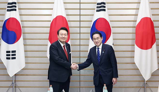 더불어민주당은 기시다 후미오 일본 총리의 방한과 윤석열 대통령과의 한일 정상회담을 앞둔 5일 기시다 총리의 과거사 사과와 후쿠시마 오염수 방류 문제 논의 등을 촉구했다. 지난 3월 일본을 방문한 윤 대통령이 기시다 총리와 악수를 나누고 있다. [연합]