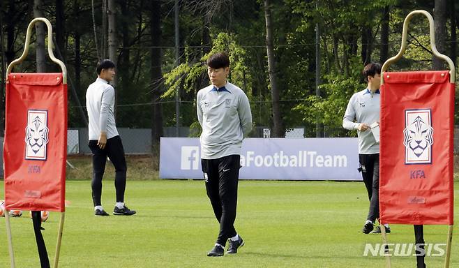 [파주=뉴시스] 최진석 기자 = 김은중 대한민국 U-20 남자 축구대표팀 감독이 24일 경기 파주NFC에서 진행된 아르헨티나 FIFA U-20 월드컵 대표팀 소집 훈련에서 생각에 잠겨 있다. 2023.04.24. myjs@newsis.com