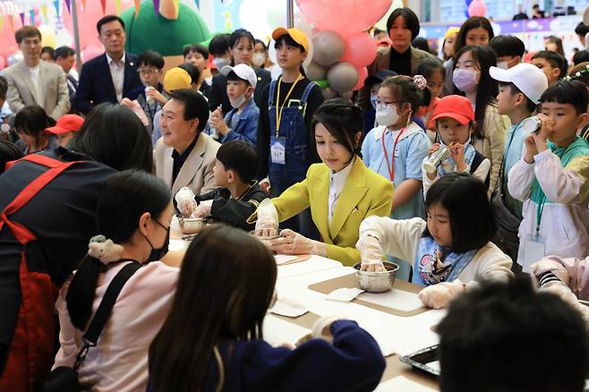 [서울=뉴시스] 윤석열 대통령과 부인 김건희 여사가 5일 청와대 연무관에서 열린 어린이날 초청 행사에서 어린이들과 함께 쿠키 만들기 체험을 하고 있다. (사진=대통령실 제공) 2023.05.05. photo@newsis.com *재판매 및 DB 금지