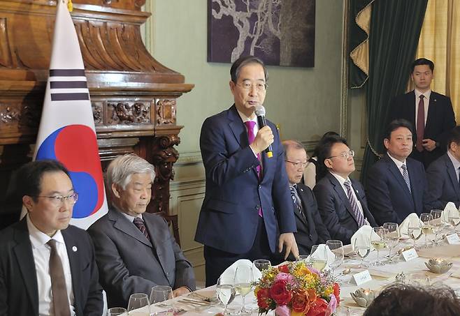 [런던=뉴시스] 한덕수 국무총리가 5일(현지시간) 오전 영국 주영 한국대사관에서 열린 재영 동포 및 지상사 간담회에서 인사말을 하고 있다. (사진=국무총리 순방기자단 제공) 2023.05.05. photo@newsis.com *재판매 및 DB 금지