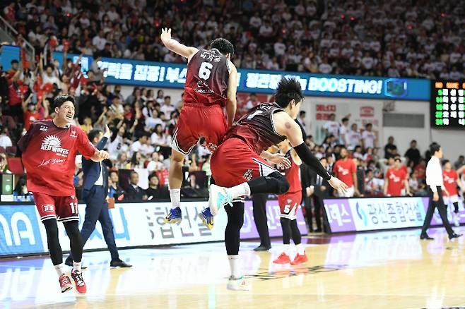 축제 분위기를 만끽하는 KGC인삼공사 선수들. KBL