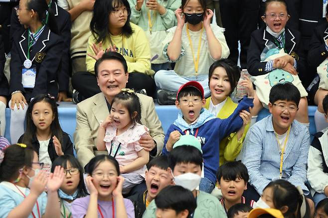 윤석열 대통령과 김건희 여사가 5일 청와대 연무관에서 열린 어린이날 초청행사에서 어린이들과 기념 촬영을 하고 있다. 대통령실 제공