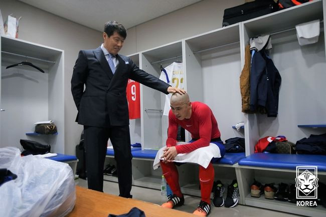 [사진] 차두리의 국가대표팀 은퇴식 당시 차범근-차두리 부자 / 대한축구협회 제공.