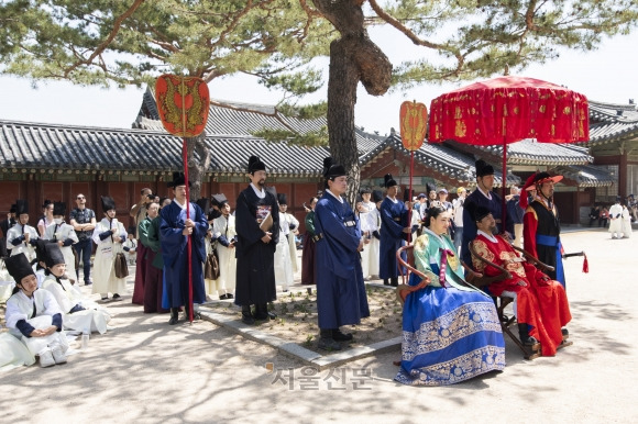 ‘시간여행-영조, 홍화문을 열다’에서 조선시대 사람으로 분장한 연기자들이 창경궁 함인정 앞에서 가객의 공연을 관람하고 있다. 류재민 기자