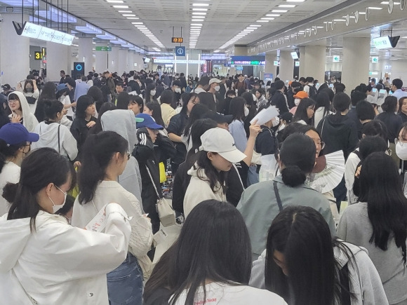 5일 제주국제공항 3층 출발장에는 제주에 하루 더 체류했던 수학여행단들이 대체편을 타고 집으로 가기 위해 수속을 밟고 있다.  출발장은 수학여행단 학생들로 발디딜 틈도 없이 혼잡을 이루고 있다. 제주 강동삼 기자