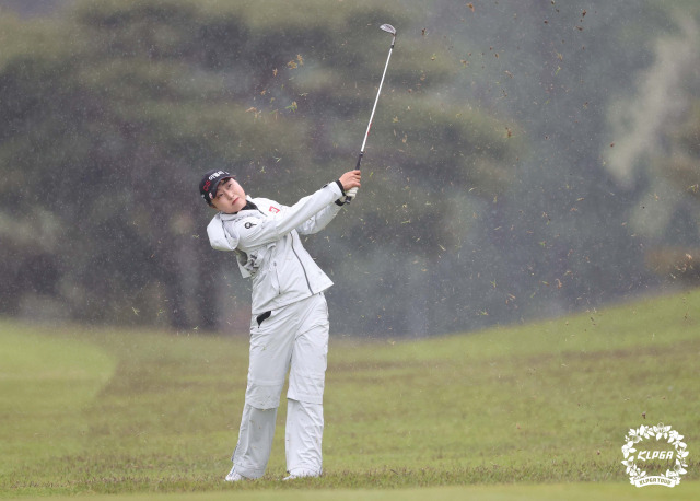 9번 홀 아이언 샷 하는 김우정. 사진 제공=KLPGA