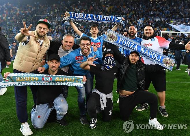 우승을 기뻐하는 나폴리 팬들. [로이터=연합뉴스]