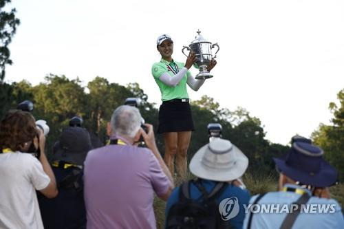 사진기자들 앞에서 포즈를 취한 작년 US여자오픈 우승자 이민지. [AFP/게티이미지=연합뉴스]