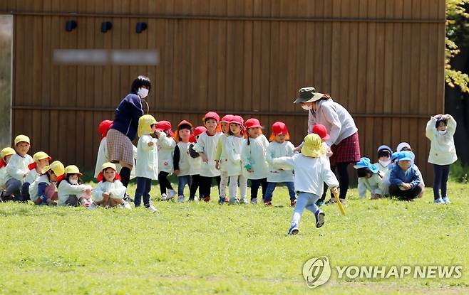 일본의 한 공원에서 어린이들이 야외 활동을 하고 있다 [촬영 이세원]