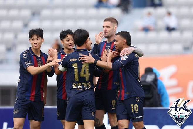 수원FC가 강원FC를 꺾고 4경기 만에 승리했다. 사진=한국프로축구연맹