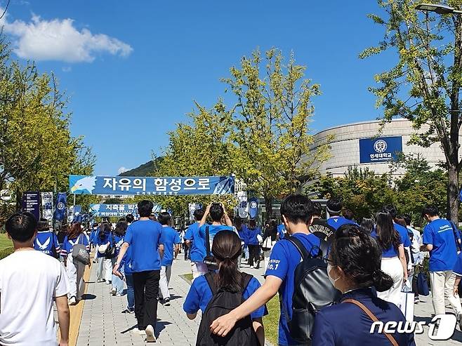 연세대 신촌 캠퍼스에서 진행 중인 연세대 축제 '아카라카를 온누리에'에 학생들이 참여하고 있다. 2022.9.24/뉴스1 ⓒ News1 황덕현 기자