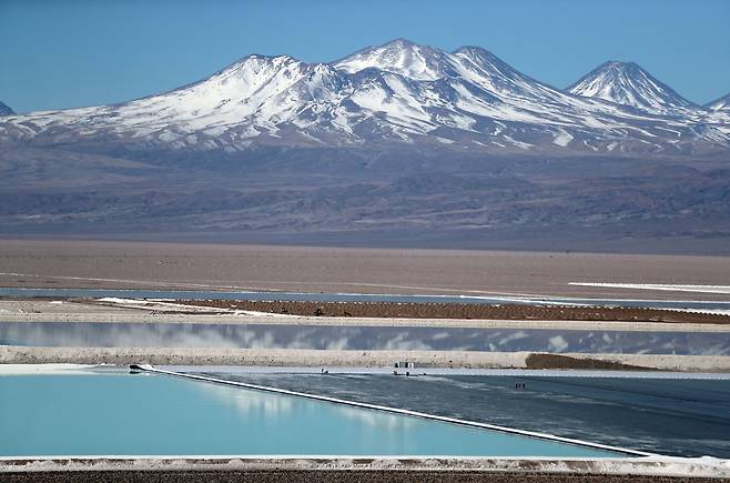 칠레의 아타카마 사막의 염호와 리튬 공정 설비. /로이터·연합뉴스