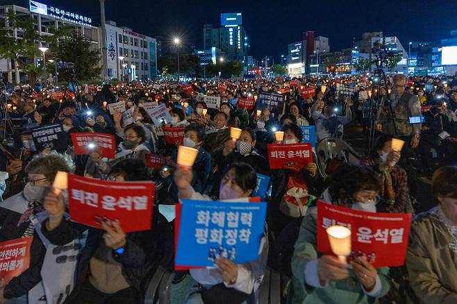 광주 옛 전남도청 앞 민주광장을 가득 메운 기도회 참석자들이 구호를 외치고 있다.