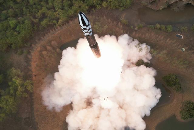 북한이 지난달 13일 고체연료를 사용한 새로운 대륙간탄도미사일(ICBM) 화성-18형을 발사하는 모습. 노동신문 뉴스1