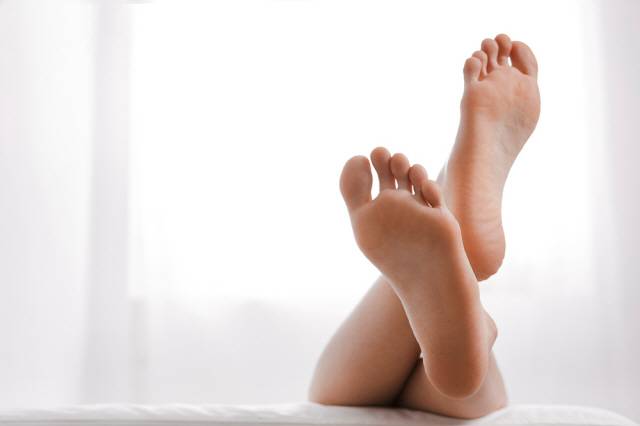 발바닥에 생긴 점 안에 두 세 개 이상의 색이 섞여 있거나 점의 크기와 모양이 변한다면 피부암을 의심해봐야 한다./사진=클립아트코리아