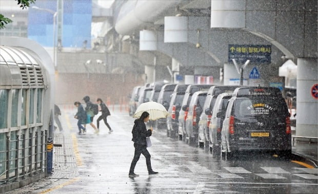 어린이날인 5일 제주국제공항 택시승차장에 장대비가 쏟아지고 있다. 이날 항공기 200여 편이 무더기로 결항하면서 제주를 오가는 시민 수만 명이 불편을 겪었다.  /연합뉴스