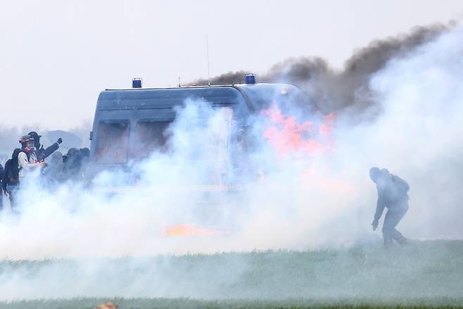 프랑스 서부 생솔린에서 지난 3월 25일 벌어진 농업용 거대 저수지 반대 시위에서 시위대와 경찰이 충돌하고 있다. /로이터연합뉴스
