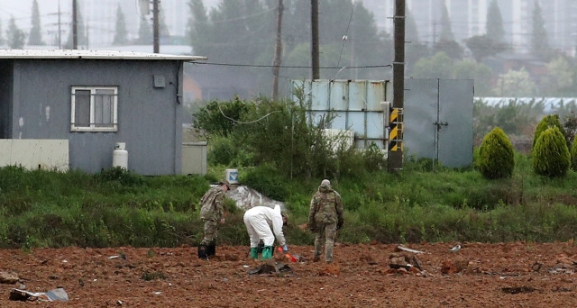 6일 오후 주한미군 F-16 전투기가 추락한 경기도 평택시 팽성읍 노와리 농지에서 미군 관계자들이 현장을 살펴보고 있다. 뉴시스