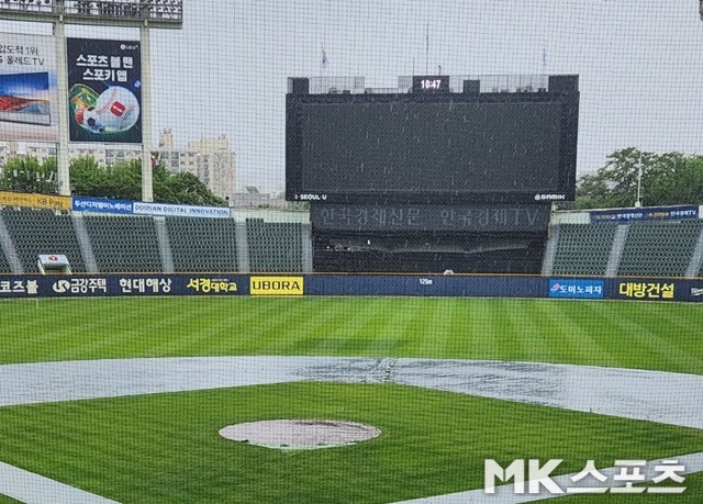 6일 현재 잠실야구장에는 여전히 많은 비가 쏟아지고 있다. 사진(잠실 서울)=이한주 기자