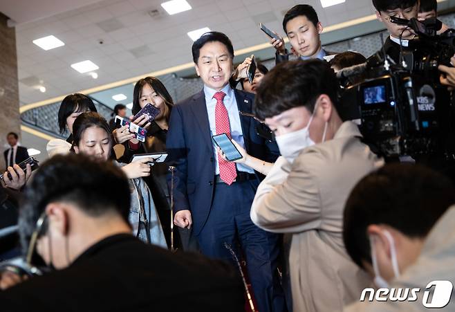 (서울=뉴스1) 이재명 기자 = 김기현 국민의힘 대표가 23일 서울 여의도 국회 본회의장을 나서며 취재진 질문에 답변하고 있다.   이날 본회의에서 초과 생산된 쌀의 정부 매입을 의무화하는 양곡관리법 개정안을 국민의힘 반발 속 더불어민주당 주도로 통과시켯다. 2023.3.23/뉴스1  Copyright (C) 뉴스1. All rights reserved. 무단 전재 및 재배포 금지.