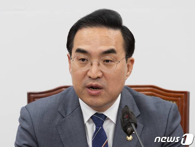 (서울=뉴스1) 이재명 기자 = 박홍근 더불어민주당 원내대표가 23일 오후 서울 여의도 국회에서 헌법재판소의 '검수완박'(검찰 수사권 완전 박탈) 법안에 대한 권한쟁의심판 선고에 대한 입장을 말하고 있다. 헌법재판소는 이날 법무보와 검찰이 국회를 상대로 낸 권한쟁의심판 선고기일을 열고 재판관 5대4 의견으로 '각하' 결정을 내렸다. 2023.3.23/뉴스1 Copyright (C) 뉴스1. All rights reserved. 무단 전재 및 재배포 금지.