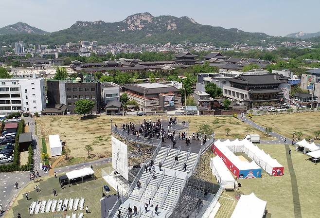 서울 종로구 열린송현녹지광장에서 열린 제4회 서울도시건축비엔날레 주제관 ‘하늘소’ 개장식 참석자들이 하늘소에 올라 전망을 감상하고 있다. [연합]