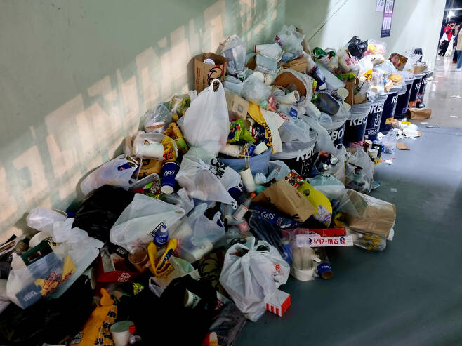 잠실야구장 경기가 끝난 후 분리배출함에 쌓인 쓰레기들. 김상수 기자
