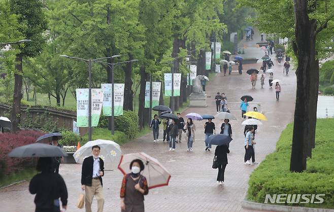 [서울=뉴시스] 조수정 기자 = 어린이날인 5일 비 내리는 서울 광진구 어린이대공원이 한산한 모습을 보이고 있다. 2023.05.05. chocrystal@newsis.com