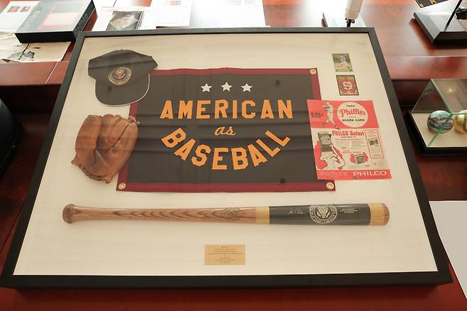 [서울=뉴시스] 지난달 미국을 국빈 방문한 윤석열 대통령 부부가 바이든 미국 대통령 내외 등으로부터 받은 선물을 대통령실이 6일 공개했다. 사진은 지난달 25일(현지시간) 친교 일정시 바이든 대통령으로부터 받은 빈티지 야구 물품 액자. (사진=대통령실 제공) 2023.05.06. photo@newsis.com *재판매 및 DB 금지