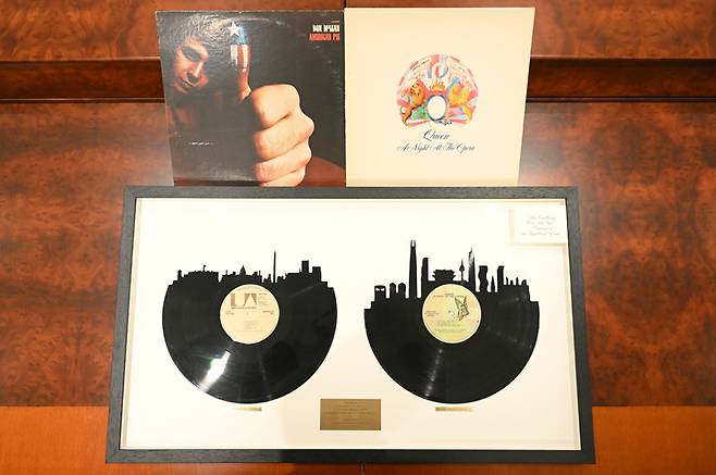 [서울=뉴시스] 지난달 미국을 국빈 방문한 윤석열 대통령 부부가 바이든 미국 대통령 내외 등으로부터 받은 선물을 대통령실이 6일 공개했다. 사진은 블링컨 미 국무장관으로부터 받은 레코드판 조각 액자. (사진=대통령실 제공) 2023.05.06. photo@newsis.com *재판매 및 DB 금지