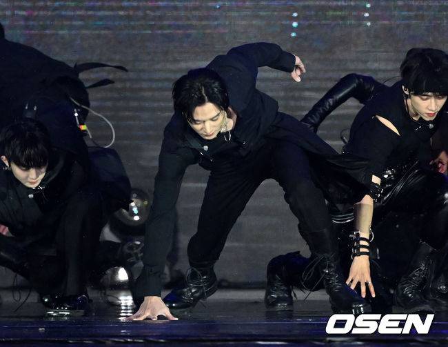 [OSEN=민경훈 기자] 30일 오후 서울 잠실종합운동장 올림픽주경기장에서 '서울페스타 2023' K-POP 슈퍼라이브 콘서트가 열렸다. 더보이즈(THE BOYZ) 주연이 턴 동작을 하던 중 빗물에 미끄러져 균형을 잃고 넘어지고 있다. 2023.04.30 / rumi@osen.co.kr