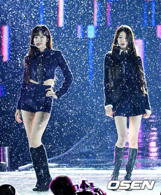 [OSEN=민경훈 기자] 30일 오후 서울 잠실종합운동장 올림픽주경기장에서 '서울페스타 2023' 개막공연이 열렸다.아이브(IVE) 안유진과 장원영이 폭우 속에서 무대를 시작하고 있다. 2023.04.30 / rumi@osen.co.kr