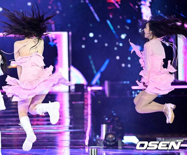 [OSEN=민경훈 기자] 30일 오후 서울 잠실종합운동장 올림픽주경기장에서 '서울페스타 2023' K-POP 슈퍼라이브 콘서트가 열렸다. 오마이걸(OH MY GIRL)이 아린과 유아가 빗속에서 힘차게 날아오르며 화려한 무대를 선보이고 있다. 2023.04.30 / rumi@osen.co.kr