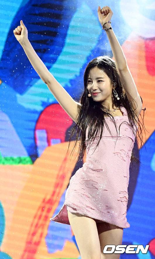 [OSEN=민경훈 기자] 5일 오후 서울 강남구 코엑스 동측광장에서 '2023 강남뮤직페스티벌’(G-KPOP CONCERT)이 열렸다.그룹 우아!(woo!ah!) 우연이 폭우 속에서 화려한 무대를 선보이고 있다. 2023.05.05 / rumi@osen.co.kr