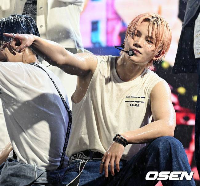 [OSEN=민경훈 기자] 5일 오후 서울 강남구 코엑스 동측광장에서 '2023 강남뮤직페스티벌’(G-KPOP CONCERT)이 열렸다.베리베리(VERIVERY) 계현이 폭우 속에서 화려한 무대를 선보이고 있다. 2023.05.05 / rumi@osen.co.kr