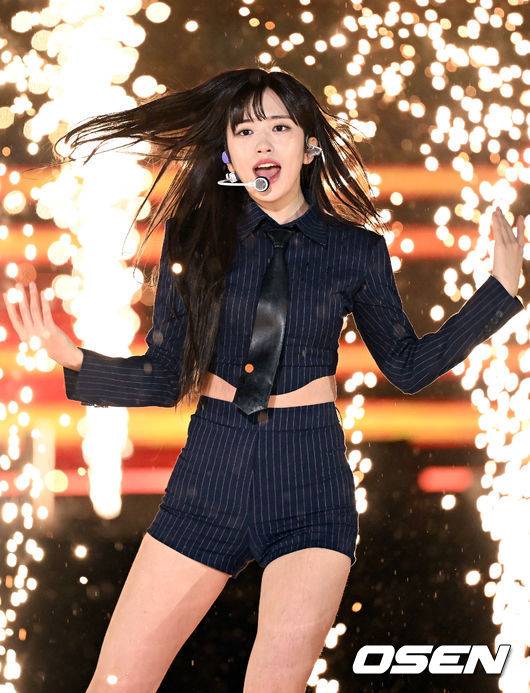 [OSEN=민경훈 기자] 30일 오후 서울 잠실종합운동장 올림픽주경기장에서 '서울페스타 2023' 개막공연이 열렸다. 아이브(IVE) 안유진이 폭우 속에서 불꽃 같은 무대를 선보이고 있다. 2023.04.30 / rumi@osen.co.kr