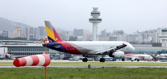 5일 오후 제주국제공항 활주로에서 항공기들이 운항하고 있다. 2023.5.5 연합뉴스