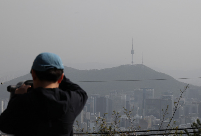 지난달 16일 오후 북악산 팔각정에서 바라본 서울 시내가 황사와 미세먼지로 뿌옇다. 연합뉴스