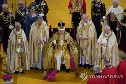 영국 대관식이 열린 6일(현지시간) 런던 웨스트민스터 사원에서 찰스 3세 국왕이 왕관을 쓰고 있다. AP연합뉴스