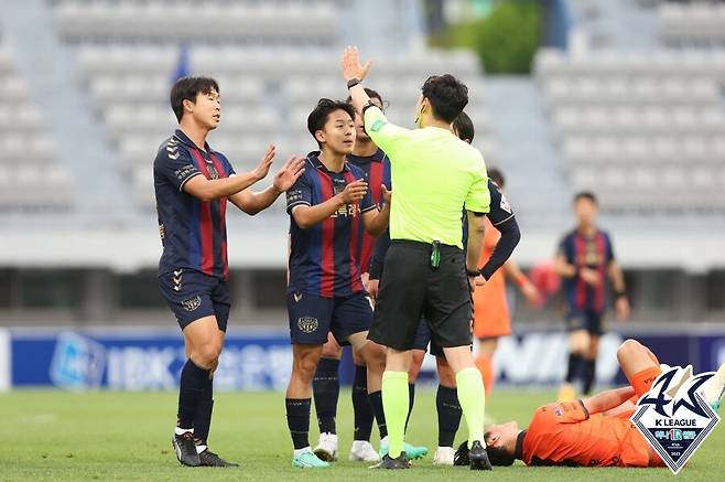 ▲ 윤빛가람의 퇴장에 항의하는 수원FC 선수들. ⓒ한국프로축구연맹