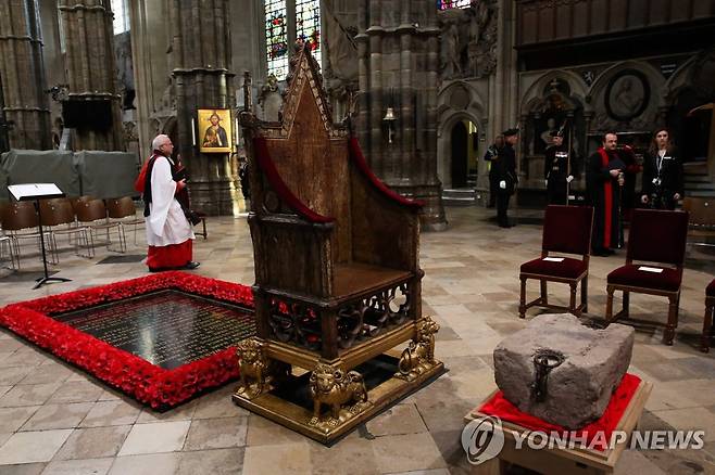 영국 웨스트민스터 사원 대관식 의자와 '운명의 돌' [AFP 연합뉴스 자료사진. 재판매 및 DB 금지]