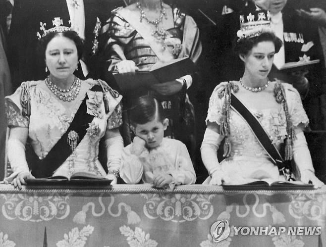 1953년 어머니 엘리자베스 2세 여왕의 대관식에 참석한 왕자 시절의 찰스 3세 [AFP 연합뉴스 자료사진. 재판매 및 DB 금지]