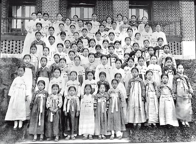 치마저고리를 입고 있는 이화학당 학생들. 1900년 [이화박물관 제공]