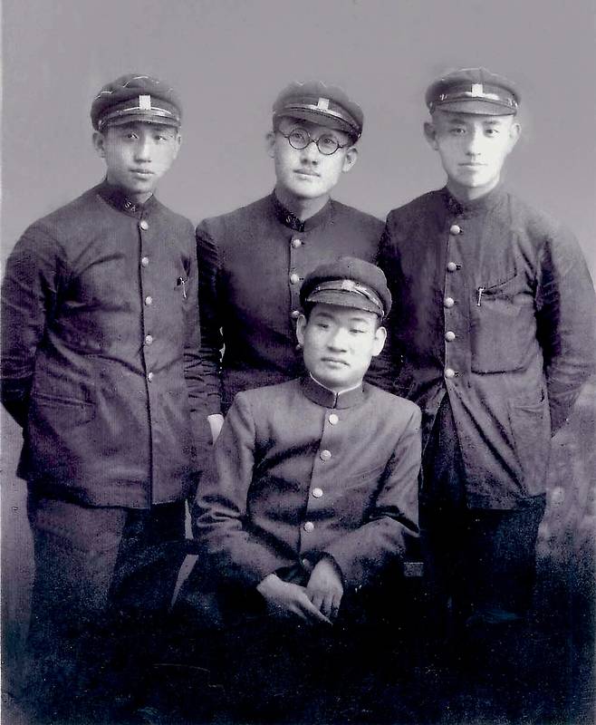 중국 용정 은진학교 시절 교복을 입은 윤동주(뒤 오른쪽)와 문익환(뒤 가운데). 1935년 [독립기념관 제공]