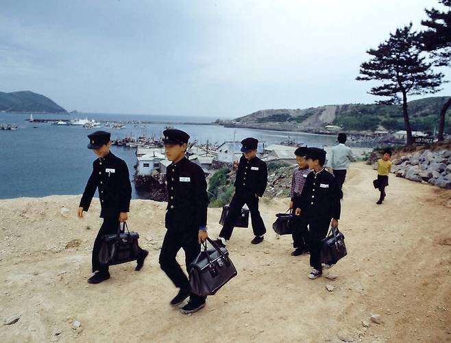전북 부안군 위도에서 등교하는 학생들. 1982년 [연합뉴스 자료사진]