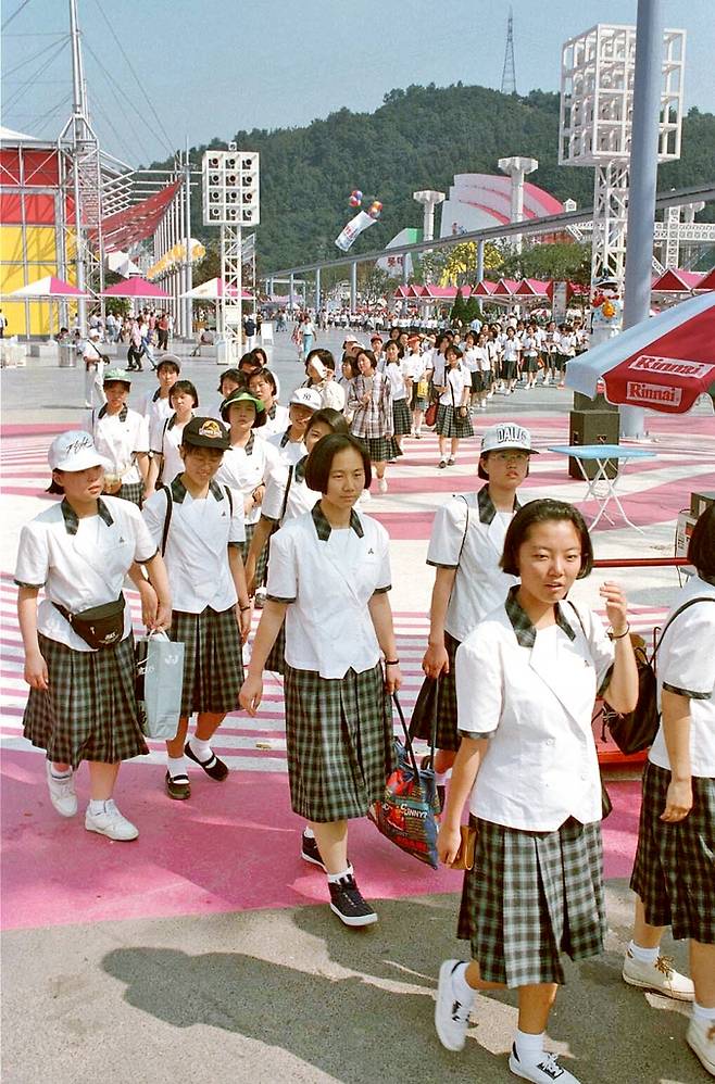 대전 엑스포장을 방문한 학생들. 1993년 [연합뉴스 자료사진]